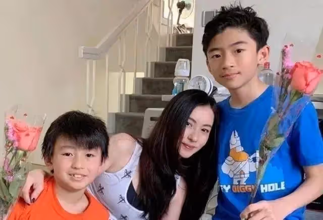 張柏芝15歲二兒子近照曝光, 網友 : 完美繼承爸媽神顏