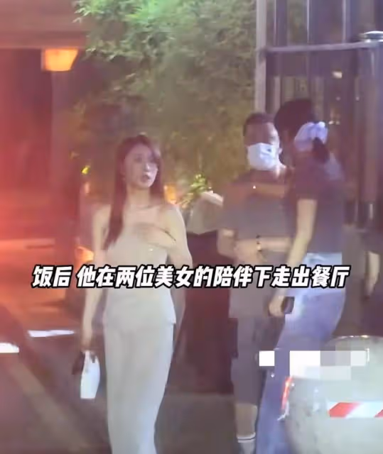 楊坤深夜牽手美女去酒店好甜蜜 女孩撞臉佟麗婭張雨綺看著像父女