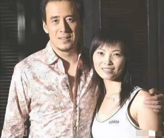 楊坤深夜牽手美女去酒店好甜蜜 女孩撞臉佟麗婭張雨綺看著像父女