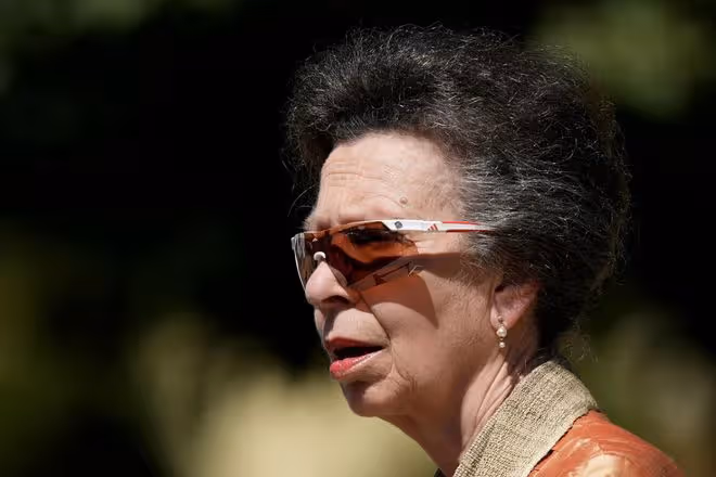 74歲安妮公主以金屬唇色亮相嘉德勳章儀式，打破傳統風格！
