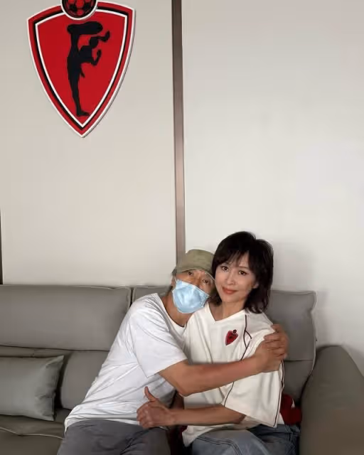 周星馳「緊抱靠肩」劉嘉玲!1句「煮麵給你吃」勾回憶殺…衣服藏亮點