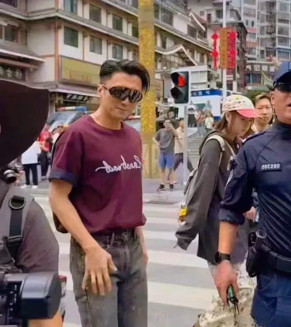 謝霆鋒四川瀘定被偶遇,打扮時髦笑起來很迷人,網友:少年感十足