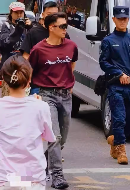 謝霆鋒四川瀘定被偶遇,打扮時髦笑起來很迷人,網友:少年感十足