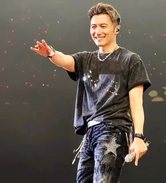 謝霆鋒四川瀘定被偶遇,打扮時髦笑起來很迷人,網友:少年感十足