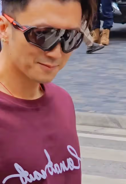 謝霆鋒四川瀘定被偶遇,打扮時髦笑起來很迷人,網友:少年感十足