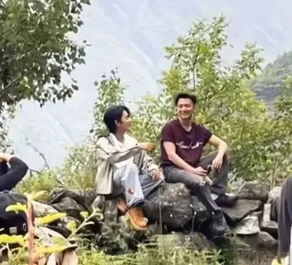 謝霆鋒四川瀘定被偶遇,打扮時髦笑起來很迷人,網友:少年感十足