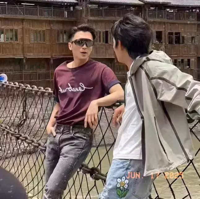 謝霆鋒四川瀘定被偶遇，打扮時髦笑起來很迷人，網友：少年感十足