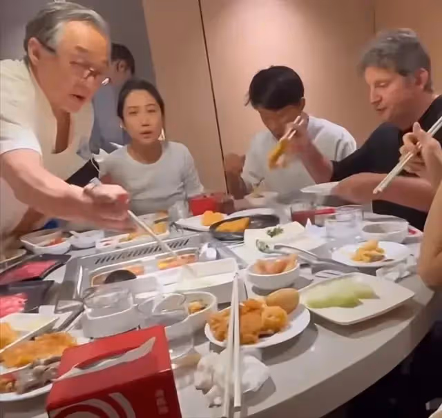 昔日風光不再!71歲巨星「吃火鍋被巧遇」簡直斷崖式衰老 「身材幹瘦、疲態盡顯」像路邊大叔