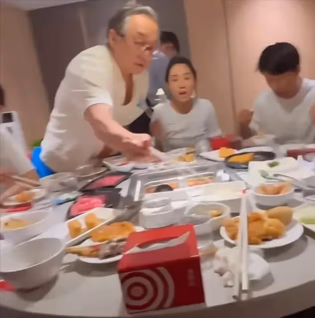 昔日風光不再!71歲巨星「吃火鍋被巧遇」簡直斷崖式衰老 「身材幹瘦、疲態盡顯」像路邊大叔