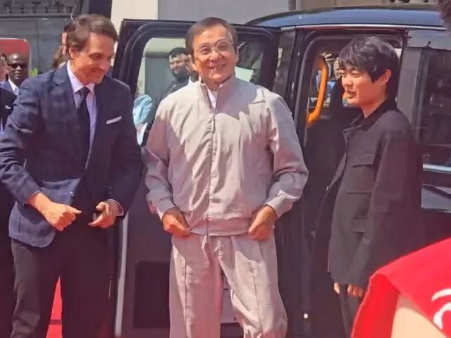 昔日風光不再!71歲巨星「吃火鍋被巧遇」簡直斷崖式衰老 「身材幹瘦、疲態盡顯」像路邊大叔
