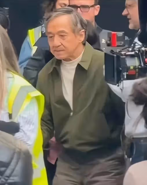 昔日風光不再!71歲巨星「吃火鍋被巧遇」簡直斷崖式衰老 「身材幹瘦、疲態盡顯」像路邊大叔