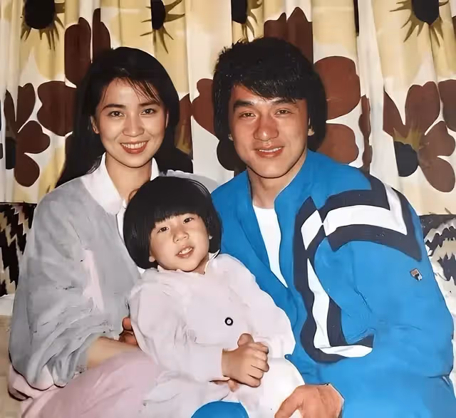 昔日風光不再!71歲巨星「吃火鍋被巧遇」簡直斷崖式衰老 「身材幹瘦、疲態盡顯」像路邊大叔