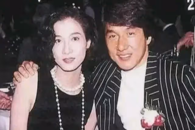 昔日風光不再！71歲巨星「吃火鍋被巧遇」簡直斷崖式衰老　「身材幹瘦、疲態盡顯」像路邊大叔