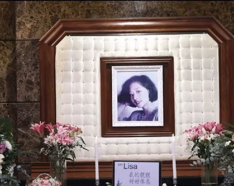憔悴手捧遺照!66歲資深男星「陪愛妻最後一程」哽咽:我的親親,好好休息