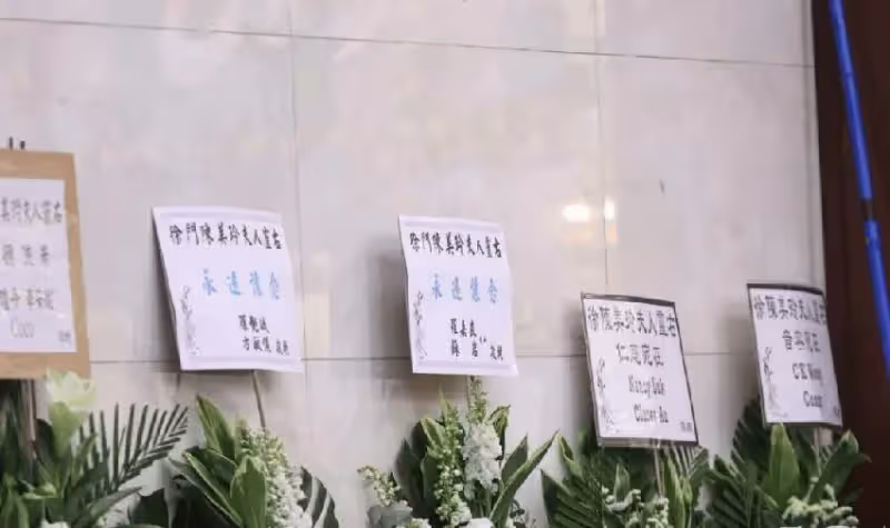 憔悴手捧遺照!66歲資深男星「陪愛妻最後一程」哽咽:我的親親,好好休息