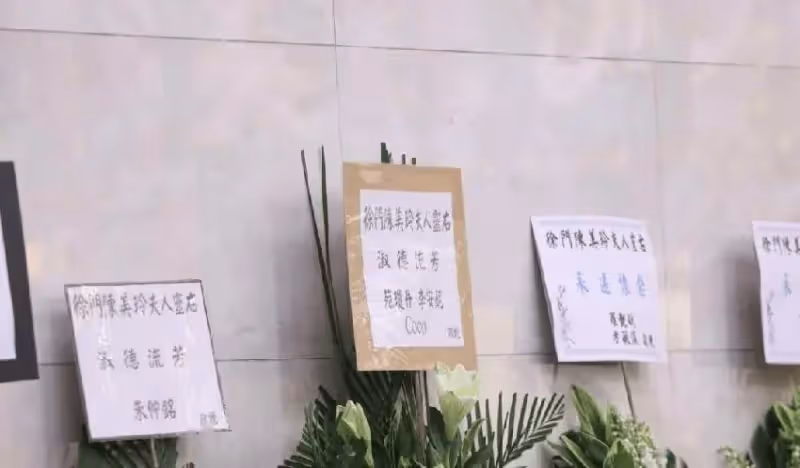 憔悴手捧遺照!66歲資深男星「陪愛妻最後一程」哽咽:我的親親,好好休息
