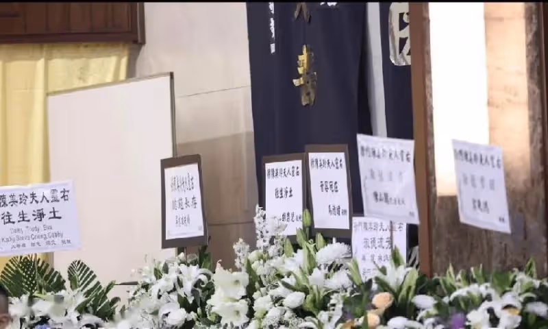 憔悴手捧遺照！66歲資深男星「陪愛妻最後一程」哽咽：我的親親，好好休息