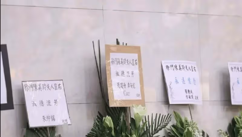 憔悴手捧遺照！66歲資深男星「陪愛妻最後一程」哽咽：我的親親，好好休息