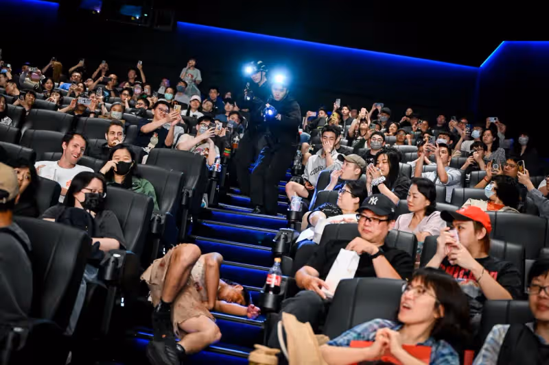 首映會遭感染者攻佔如末日！電影院現場上演激烈槍戰搏鬥