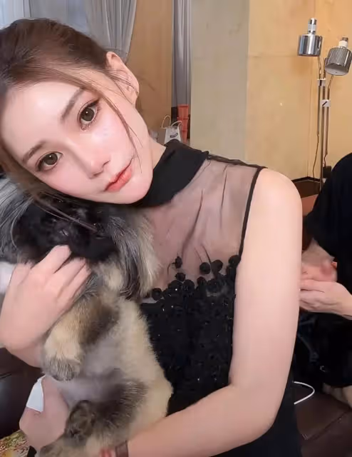 汪小菲家熱鬧了！全員到他家吃烤全羊！馬筱梅黑紗裙，高跟鞋跳舞