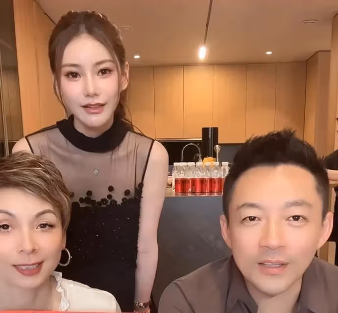 汪小菲家熱鬧了！全員到他家吃烤全羊！馬筱梅黑紗裙，高跟鞋跳舞
