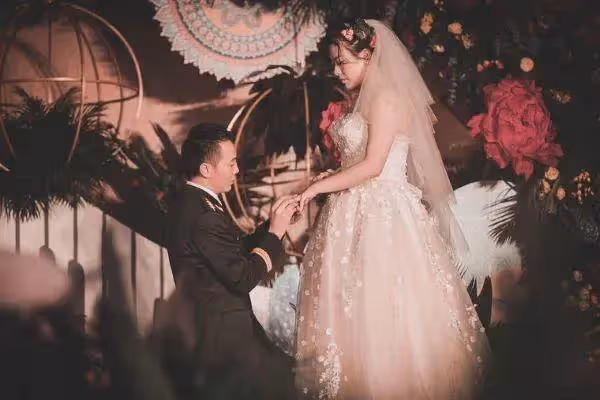 婆婆在兒子婚禮珠光寶氣，反觀兒媳「只有一個白頭紗」全身素凈，下秒看到新郎「1動作」網喊：別嫁了趕快跑
