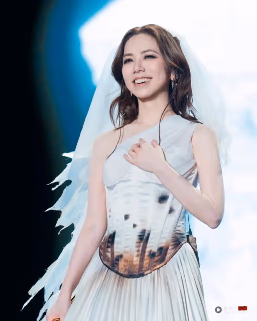 重錄歌曲被指侵權！鄧紫棋反嗆前公司「蜂鳥」：我不會下架歌曲