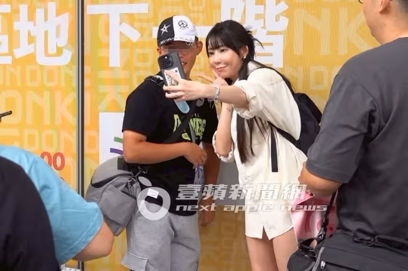 狗仔直擊｜梓梓彈開富商獵豔名單　挺E奶牽手撩粉！黑衣人護送進香閨