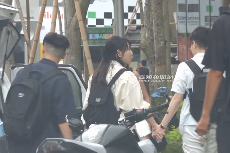 狗仔直擊｜梓梓彈開富商獵豔名單　挺E奶牽手撩粉！黑衣人護送進香閨