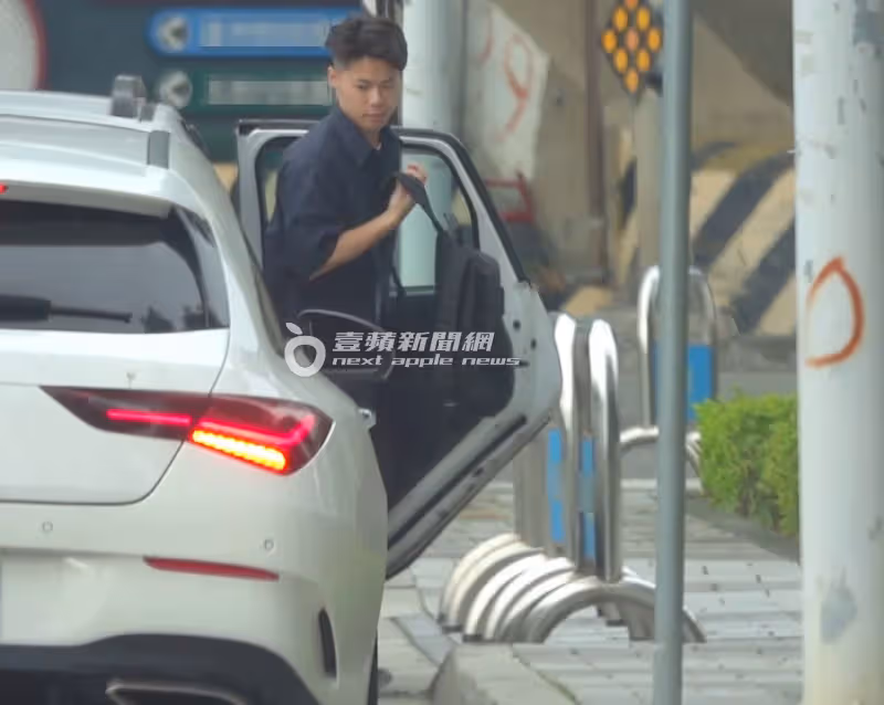 狗仔直擊｜梓梓彈開富商獵豔名單　挺E奶牽手撩粉！黑衣人護送進香閨