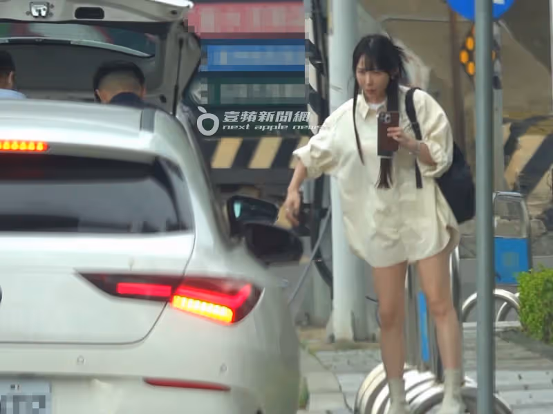 狗仔直擊｜梓梓彈開富商獵豔名單　挺E奶牽手撩粉！黑衣人護送進香閨