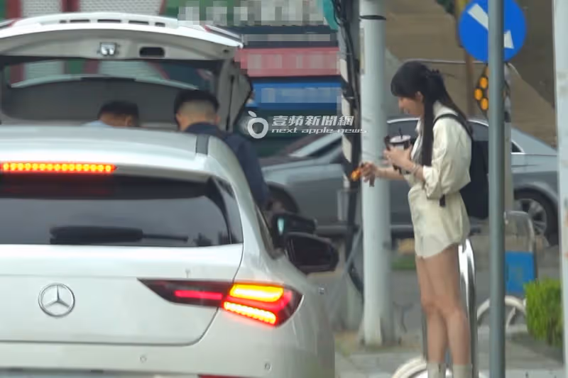 狗仔直擊｜梓梓彈開富商獵豔名單　挺E奶牽手撩粉！黑衣人護送進香閨