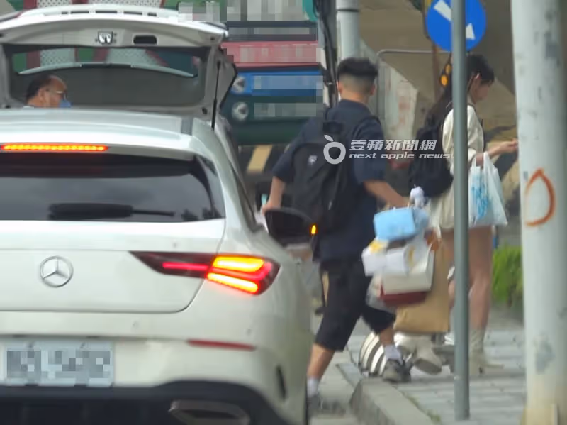 狗仔直擊｜梓梓彈開富商獵豔名單　挺E奶牽手撩粉！黑衣人護送進香閨