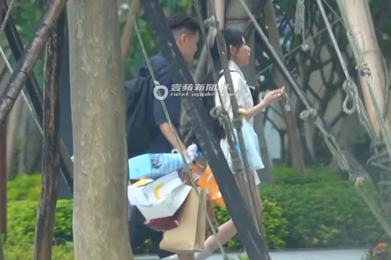 狗仔直擊｜梓梓彈開富商獵豔名單　挺E奶牽手撩粉！黑衣人護送進香閨