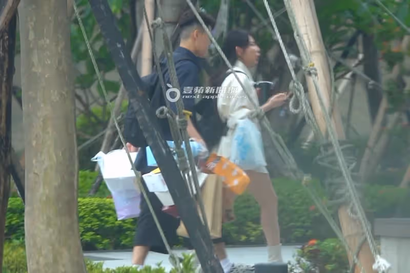 狗仔直擊｜梓梓彈開富商獵豔名單　挺E奶牽手撩粉！黑衣人護送進香閨