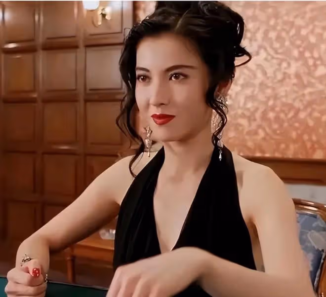 港產片女神女兒高大學畢業!21歲性感又靚麗!被贊最有潛力星二代