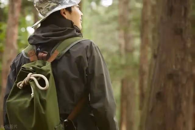 丈夫去世公公將我趕出家門，5年後我再婚收到快遞，我終於明白了
