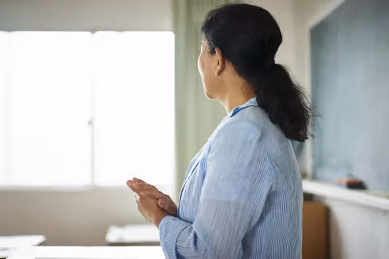 我51歲，剛退休兒媳就催著我再就業，直到看見親家朋友圈，我懂了