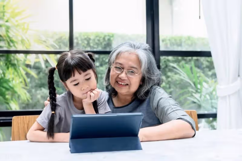 我51歲，剛退休兒媳就催著我再就業，直到看見親家朋友圈，我懂了