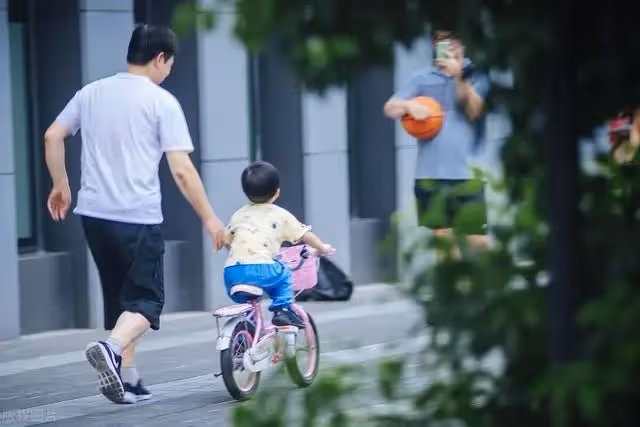 59歲婆婆愛跳廣場舞不帶孫子，住院20天，兒媳怒斥：沒有孝順義務。