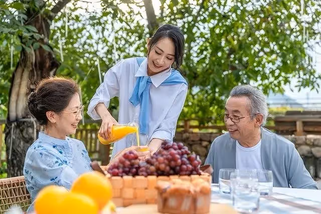 62歲兒子伺候母親15天後，崩潰直呼：老婆，我同意給我媽請男保姆
