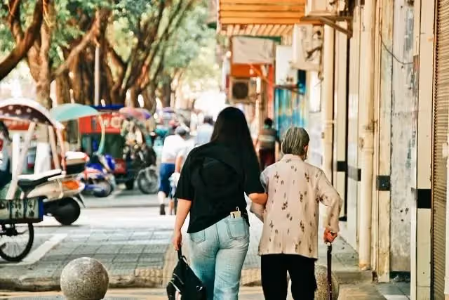 62歲兒子伺候母親15天後，崩潰直呼：老婆，我同意給我媽請男保姆