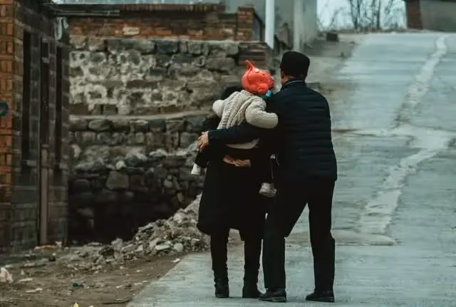 帶孫7年換來一巴掌，收回婚房後小兩口跪求原諒，婆婆：我受夠了