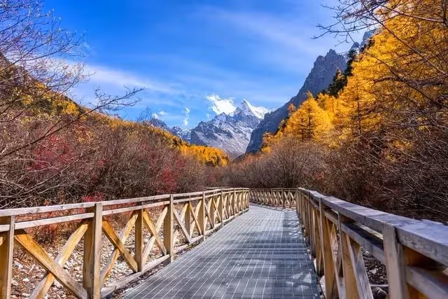 國慶節，丈夫丟下坐月子妻子帶父母旅遊，7天後發現家門被換鎖了。