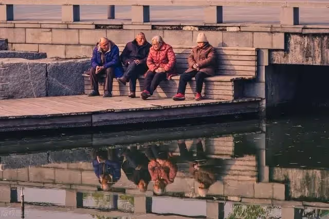 我69歲，兒子送我去養老院，卻把癱瘓親家接家裡養老，到底哪錯了。