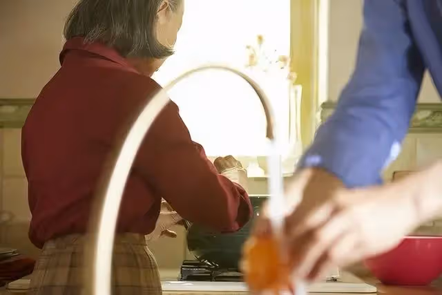 我69歲，兒子送我去養老院，卻把癱瘓親家接家裡養老，到底哪錯了。