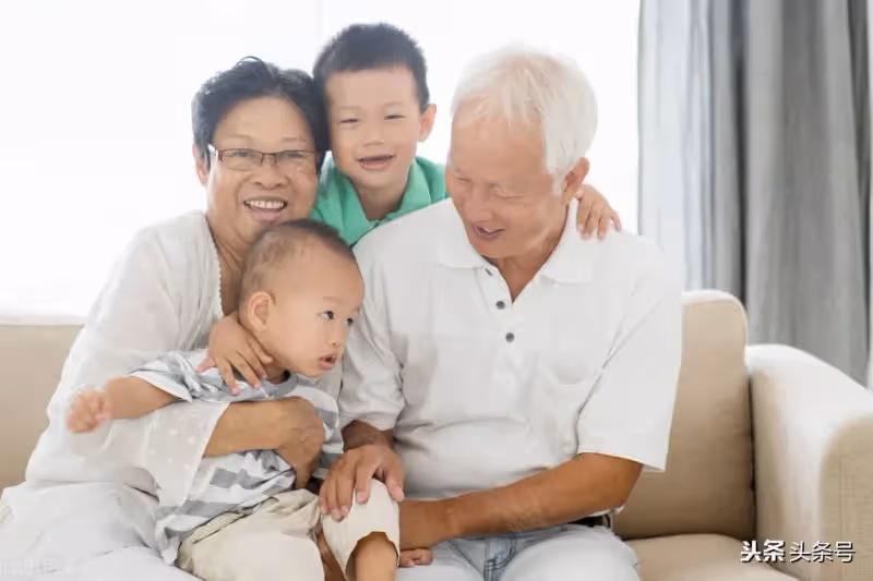 二胎隨母姓，公婆怒立遺囑：兩套房子留給大孫子，兒媳崩潰：不行。