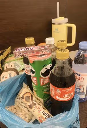 港星超市遭疑竊盜「當場被捕」!11件零食總價500塊 友深夜奔警局