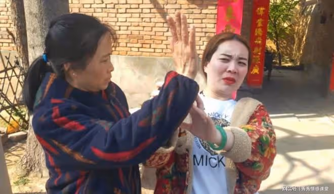 老人養老全靠女兒女婿，老家拆遷兒媳要來分錢，老人火了：做夢