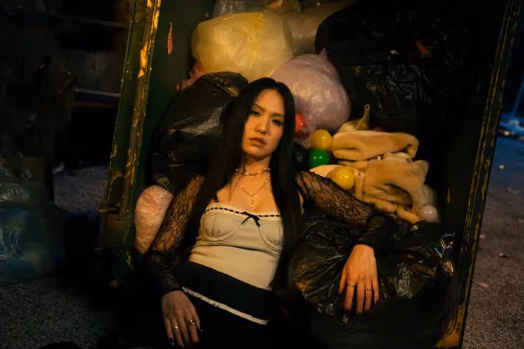 金曲歌后孫盛希崩壞了　動手打人還躺進垃圾桶